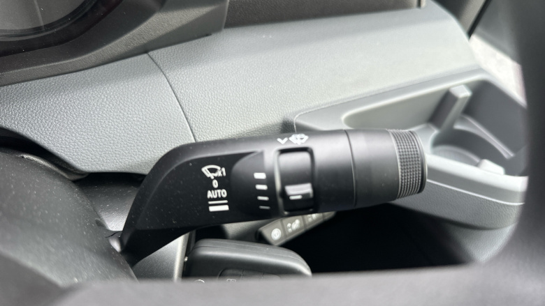 Renault Master Mwb Diesel Fwd MM35 Blue dCi 130 Advance Medium Roof Van